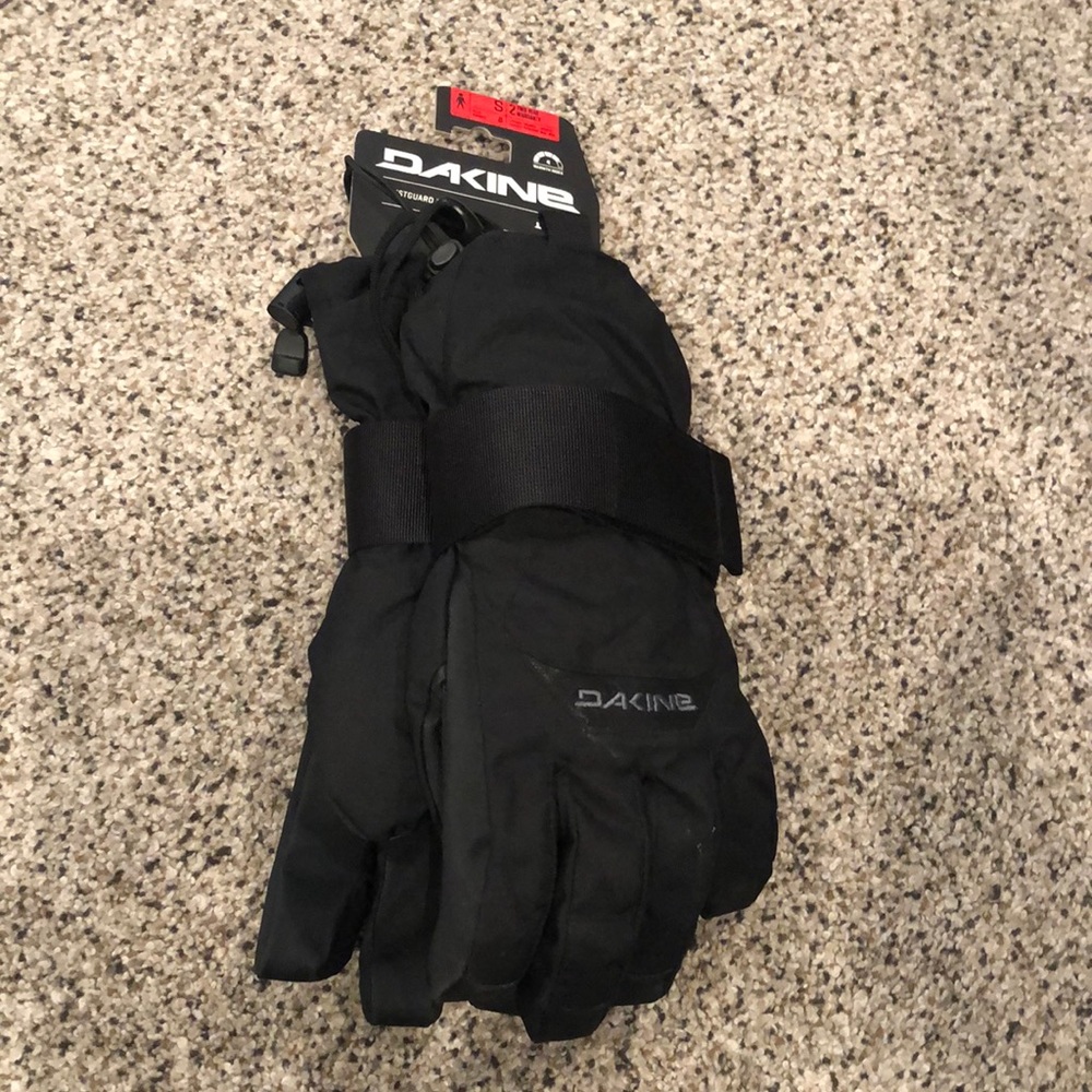 Black ski/snowboard gloves with removable nylon wrist support Waterproof
